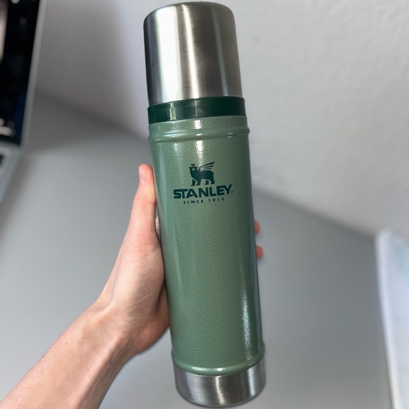 Stanley Classic Legendary Bottle Hammertone Green 20 oz - Picture 8 of 9